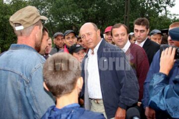 Vizită: Președintele Băsescu i-a îmbărbătat pe sinistrații de pe Remezeu