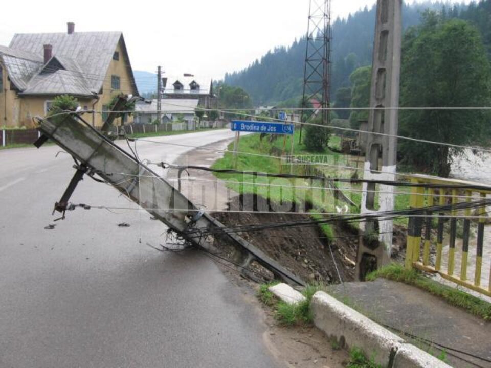 Rețele distruse: Mii de consumatori, în continuare fără energie electrică