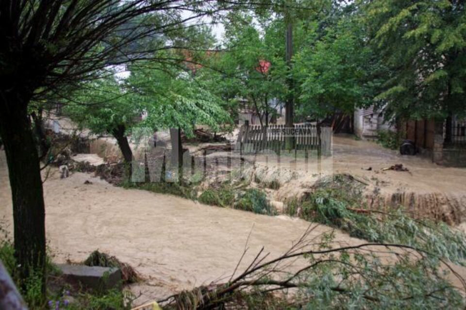 Apele au distrus poduri, podețe și drumuri