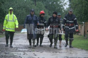Pompierii si jandarmii, eroi pentru sătenii din Țibeni