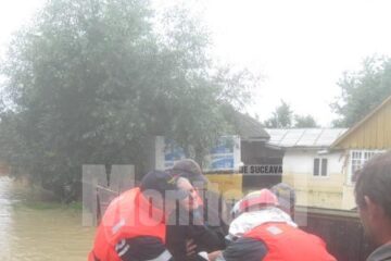 Mii de persoane au fost evacuate din calea puhoaielor