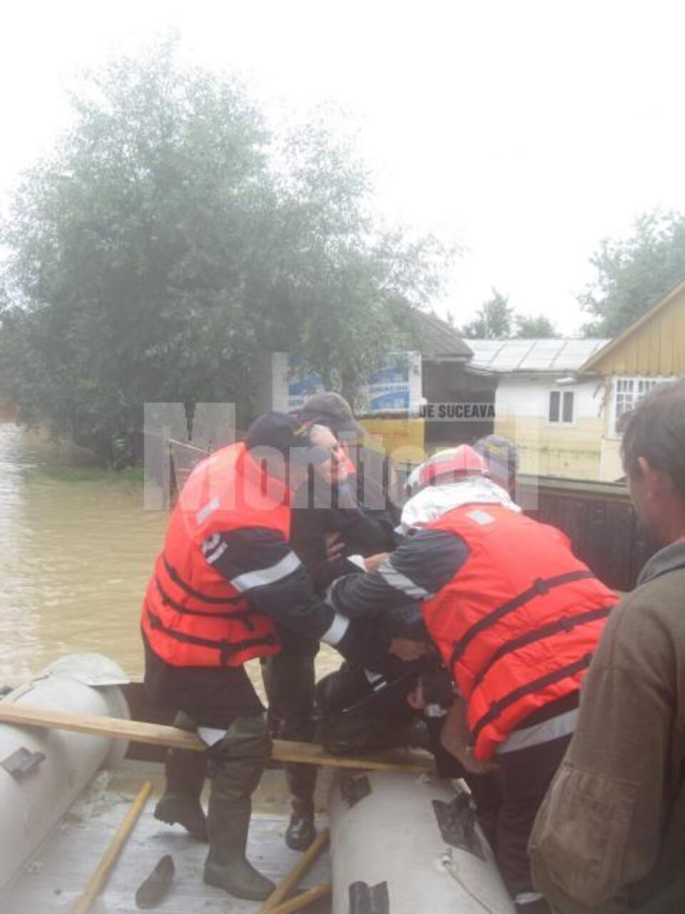 Mii de persoane au fost evacuate din calea puhoaielor