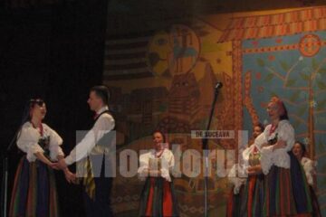 Artiștii din ansamblul „Harnam” promovează caracterul autentic al dansului popular polonez