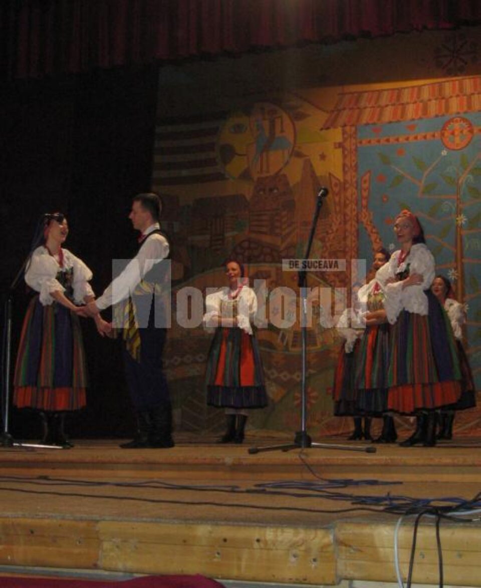 Artiștii din ansamblul „Harnam” promovează caracterul autentic al dansului popular polonez