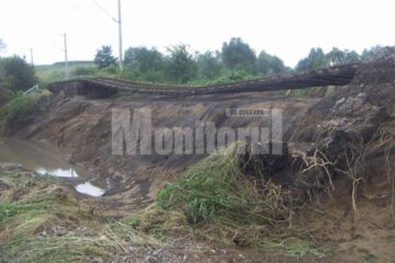 Râul Moldovița a spălat terasamentul feroviar