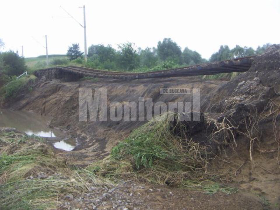 Râul Moldovița a spălat terasamentul feroviar Râul Moldovița a spălat terasamentul feroviar