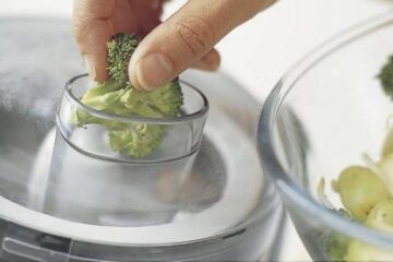 Consumat zilnic, sucul de broccoli, este benefic pentru pacienții cu cancer la vezică urinară. Foto: PRACTICAL PICTURES