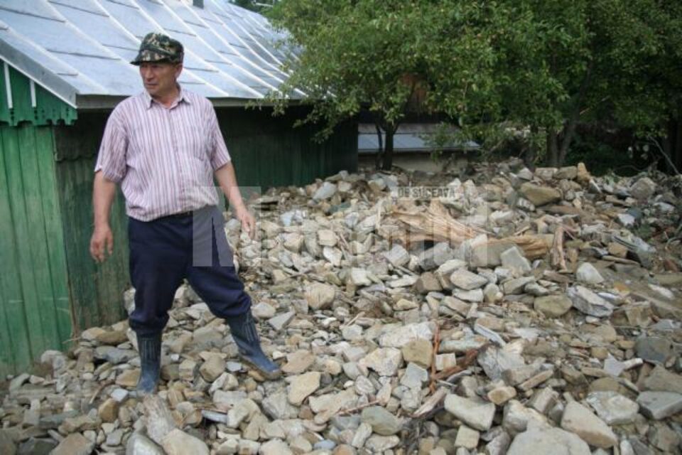 Tone de piatră în curtea familiei Morar din Straja