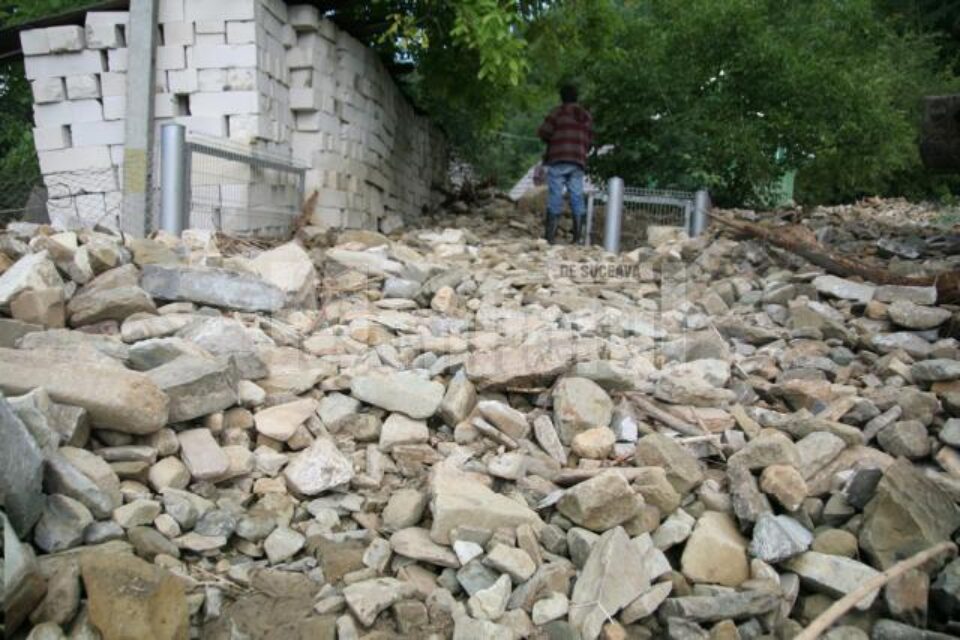 Tone de piatră în curtea familiei Morar din Straja