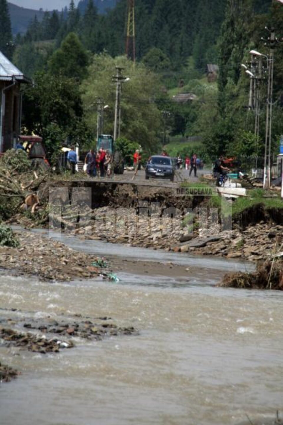 Drumul care duce spre Ulma se întrerupe brusc la câțiva kilometri de Brodina