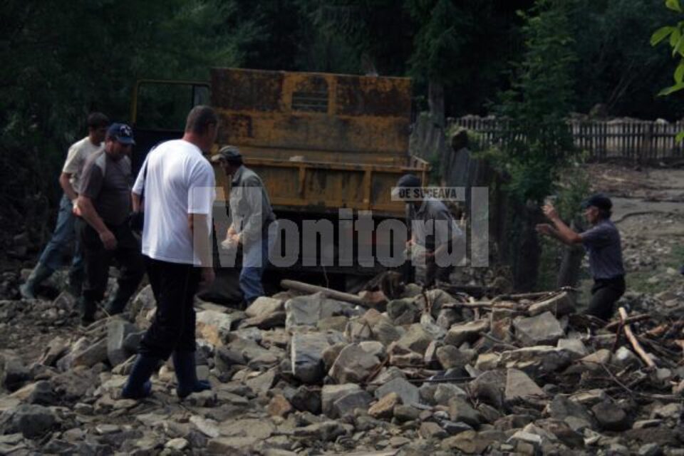 Tone de piatră în curtea familiei Morar din Straja