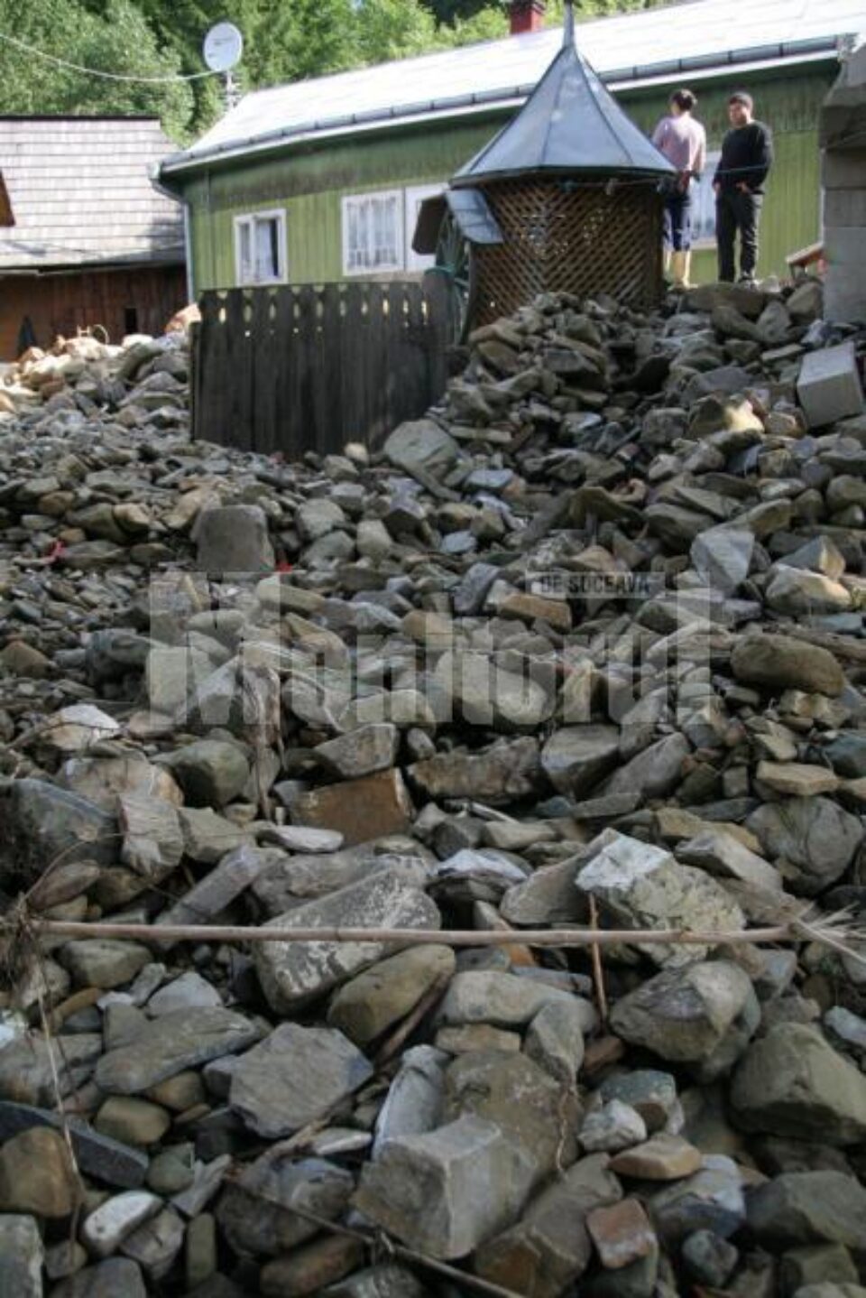 Tone de piatră în curtea familiei Morar din Straja