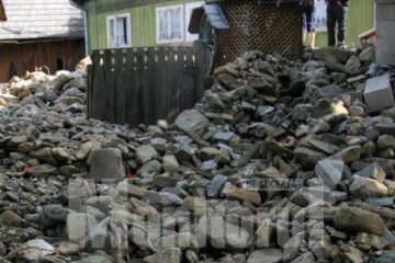 Tone de piatră în curtea familiei Morar din Straja