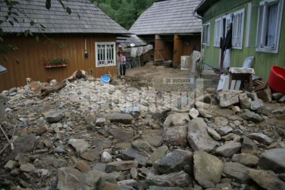 Tone de piatră în curtea familiei Morar din Straja