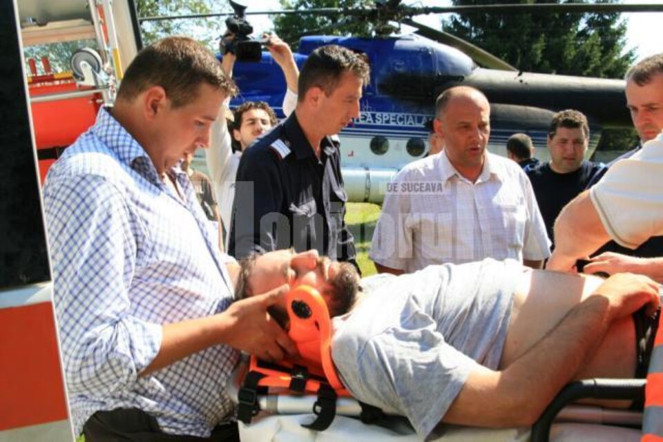 Ștefan Belmega, preluat de ambulanțieri de la elicopter și dus la spital la Rădauți. Foto: Corneliu Cârdeiu