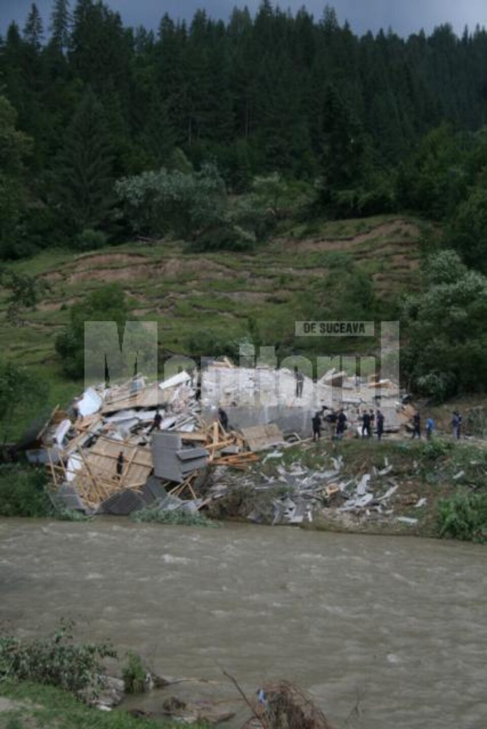 Alunecările de teren care se întinde pe mai bine de un kilometru