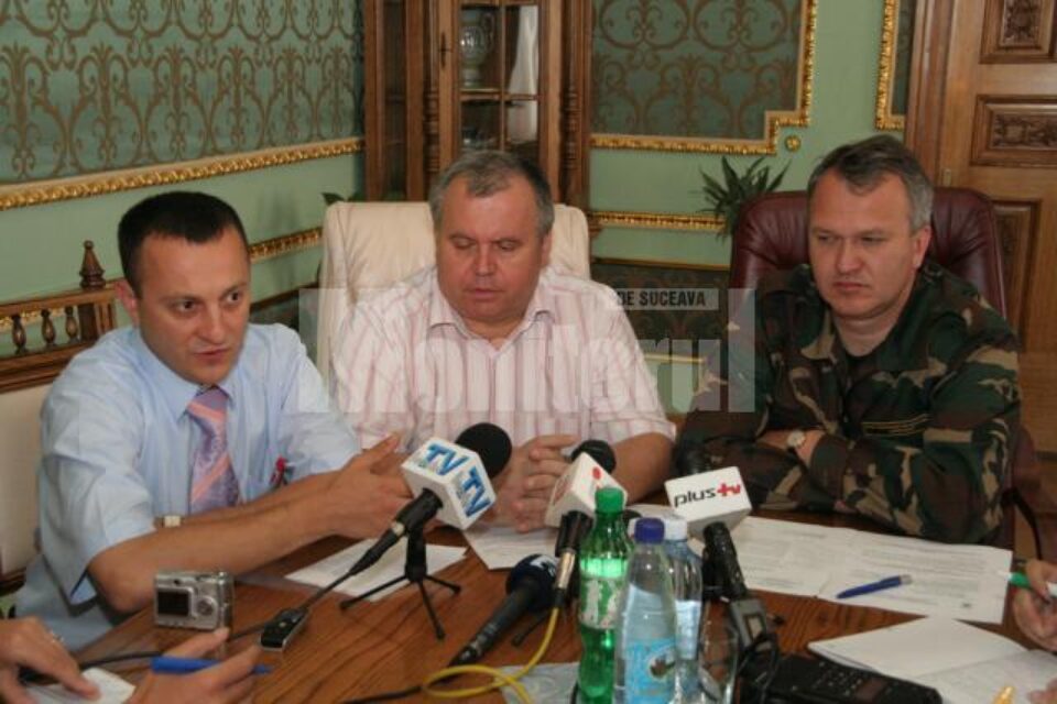 Guvernatorul de Cernăuți, Vladimir Kuliș, în uniformă militară, la întâlnirea cu ziariștii români