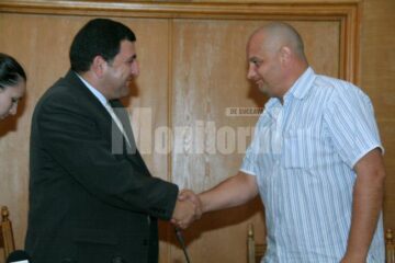 Consilierul în domeniul afacerilor din cadrul Ambasadei Republicii Azerbaijan, Tural Rzayev, și prefectul Alexandru Băișanu