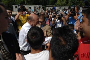 Băsescu, în vizită la tabăra de romi Candoni, situată lângă Roma. Foto: Sorin LUPȘA