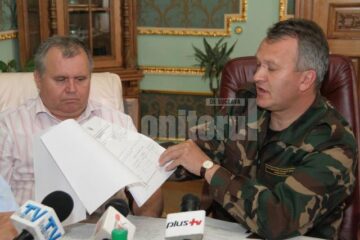 Guvernatorul de Cernăuți, Vladimir Kuliș, probează cu documente că debitele râurilor au fost comunicate. Foto: Marius ȘUIU