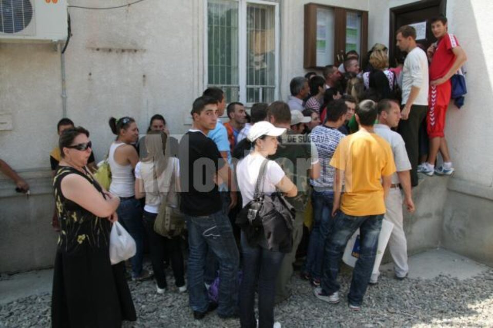 Sute de persoane se înghesuie la sediul Serviciului Public Comunitar Regim Permise de Conducere și Înmatriculare a Vehiculelor Suceava