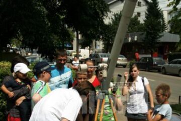 Ieri, pe platoul Observatorului Astronomic, au putut să urmărească eclipsa parțială de soare