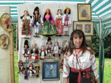 Nina Djos din Chișinau, creatoarea de păpuși cu costume populare