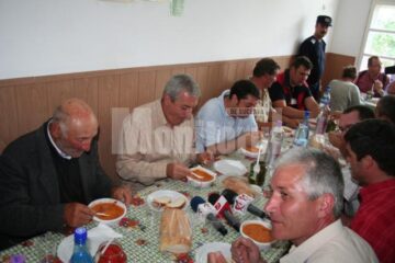 Premierul Tăriceanu a stat la masă cu sinistrații de la Rădăuți Prut. Foto: Monitorul de Botoșani