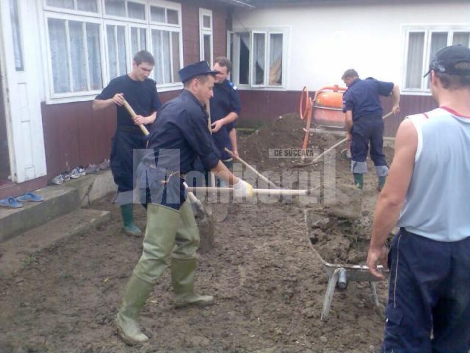 Peste 700 de cadre ale Ministerului Administrației și Reformei Administrative ajută sinistrații