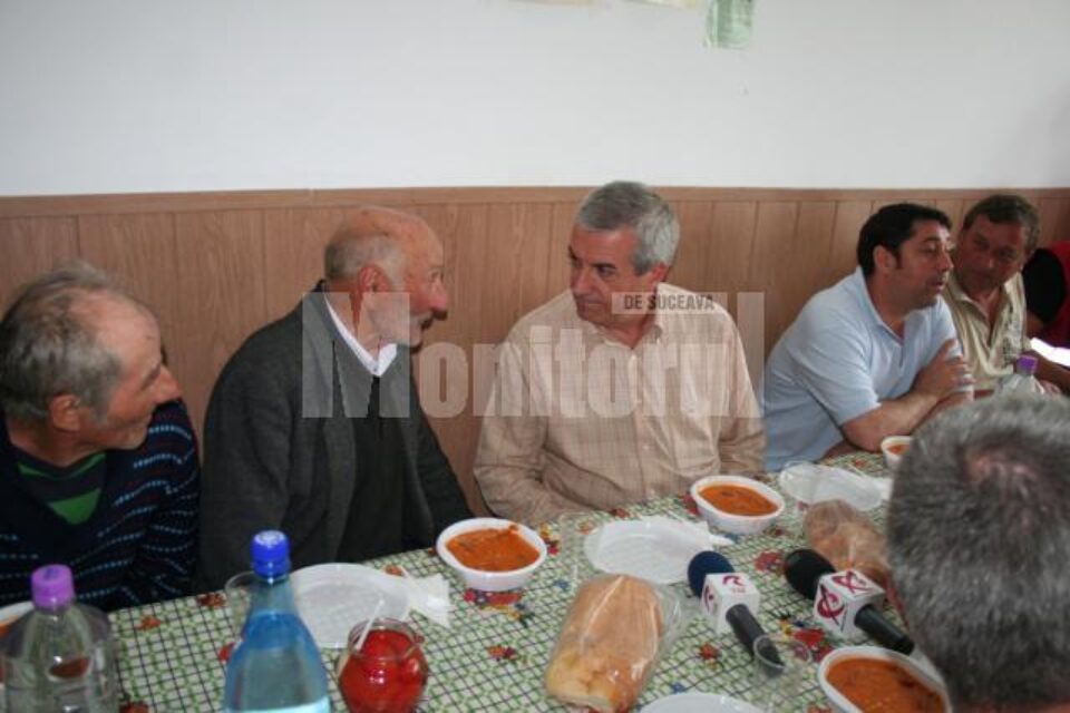 Premierul Tăriceanu a stat la masă cu sinistrații de la Rădăuți Prut. Foto: Monitorul de Botoșani