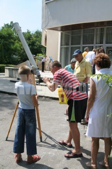 Eveniment: Eclipsa de soare, văzută de zeci de suceveni de la Observatorul Astronomic