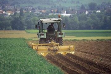Acciza pentru motorina folosită în acest an în agricultură a fost redusă cu 65 de bani pe litru, la 0,27 lei/litru. Foto: F1 Online