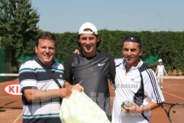 Andrei Pavel alături de președintele CS Select, Costel Chelaru,-dreapta și antrenorul Mihai Pop