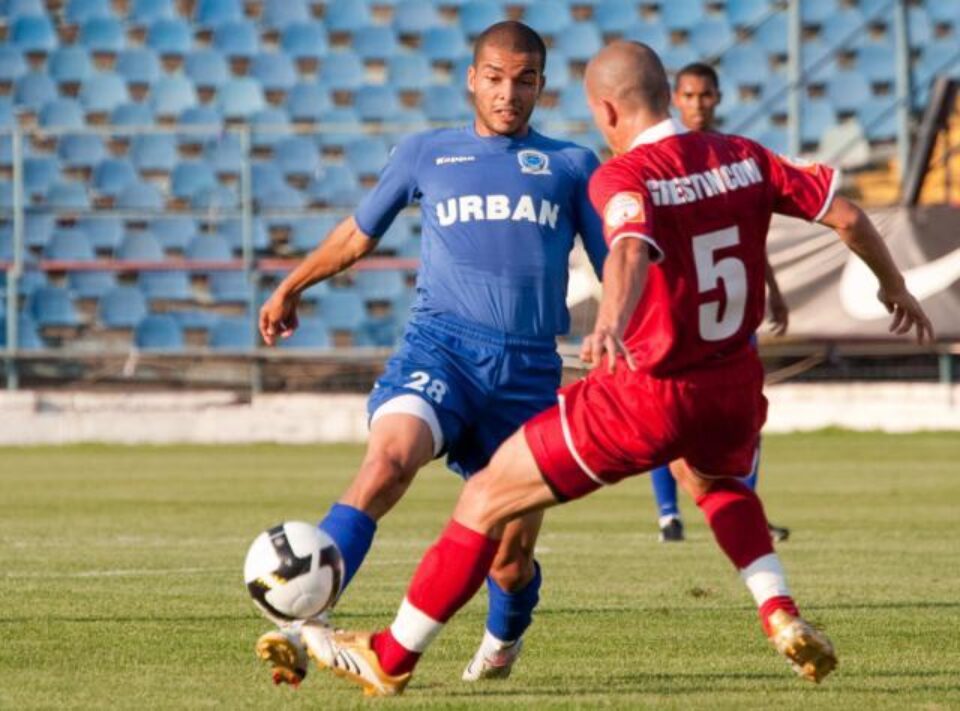 Bourceanu (D), de la Oțelul Galați, încearcă să blocheze un adversar de la CS Otopeni. Foto: MEDIAFAX