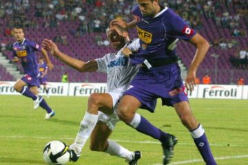 Lukas Magera (D), de la Poli Timișoara și Alin Rus (S), de la Pandurii Târgu Jiu își dispută balonul. Foto: MEDIAFAX