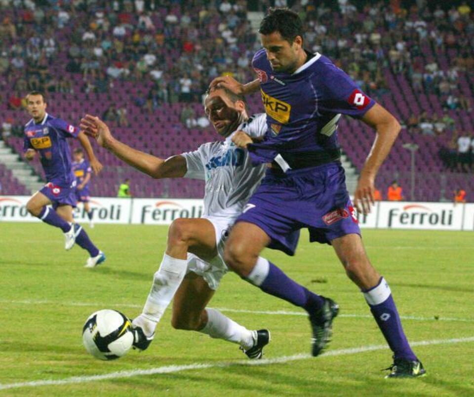 Lukas Magera (D), de la Poli Timișoara și Alin Rus (S), de la Pandurii Târgu Jiu își dispută balonul. Foto: MEDIAFAX