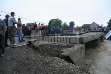 Informații utile: Drumuri închise sau cu restricții de circulație după zece zile de la inundații