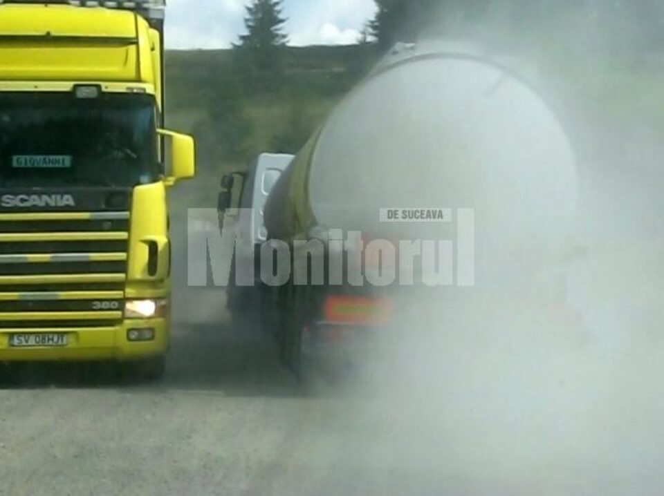 DN 17, între Câmpulung Moldovenesc și Vatra Dornei, un drum cu vizibilitate redusă din cauza prafului