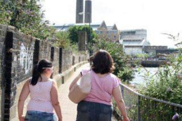Suntem mai puțin expuși riscului de a deveni obezi, dacă locuim într-o zonă care favorizează mersul pe jos. Foto: ALAMY