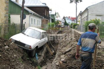Mașina din șanț
