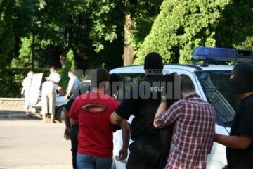Preluati sub escortă de mascații politiei