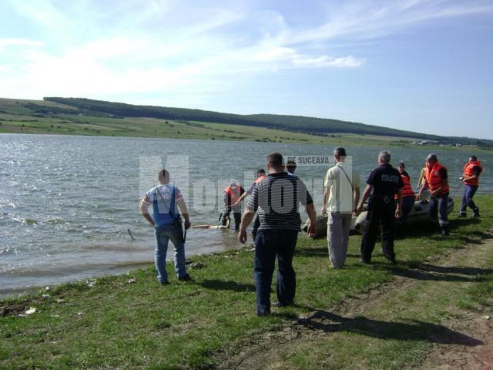 Pompierii căutând adolescenta înecată