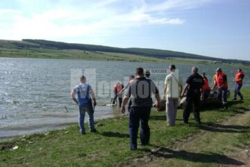 Pompierii căutând adolescenta înecată