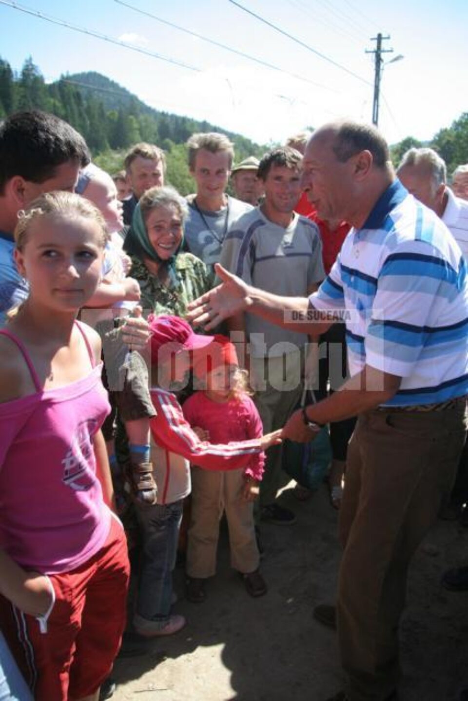 Președintele Băsescu de vorbă cu sinistrații din Nisipitu Președintele Băsescu de vorbă cu sinistrații din Nisipitu
