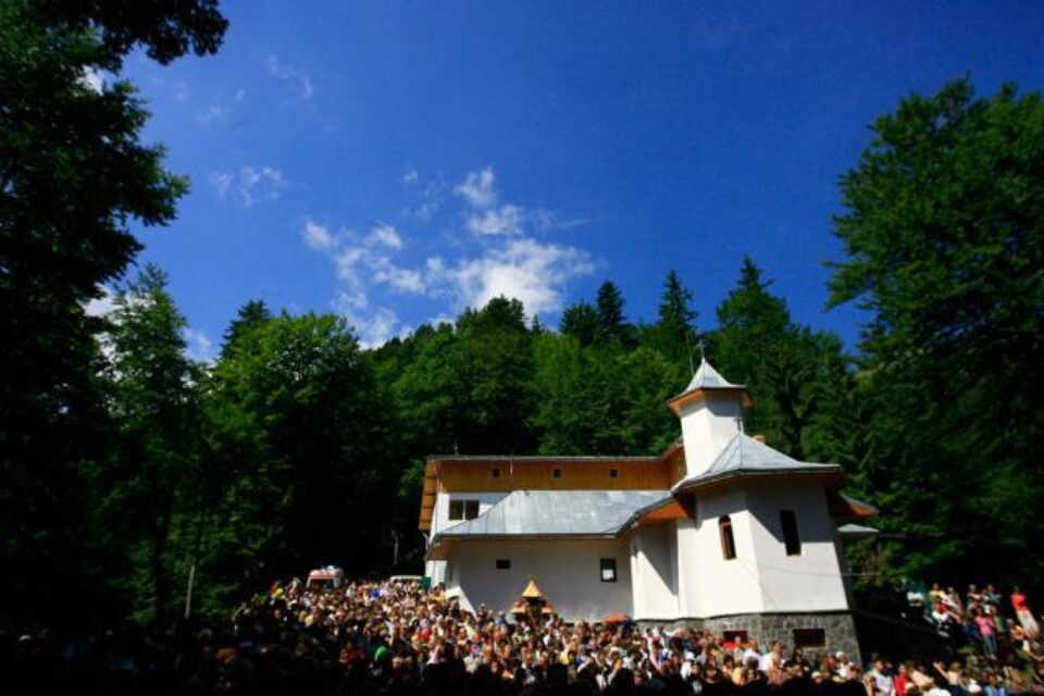Patriarhul Daniel a participat la slujba de sfințire a noii biserici. Foto: MEDIAFAX