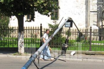 Pericole neașteptate: Atenție, cad stâlpi!