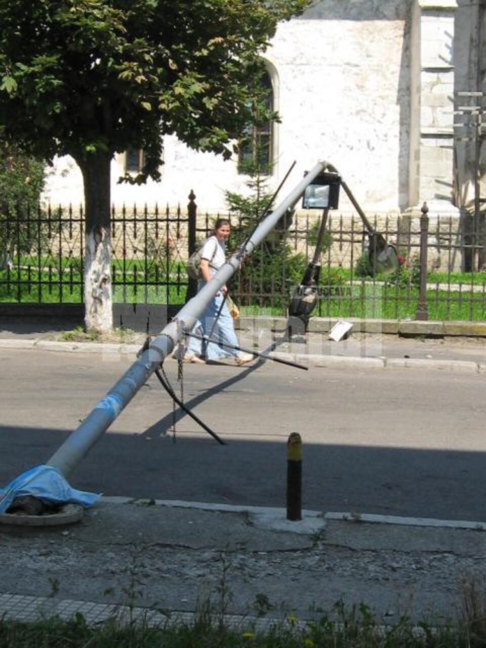 Pericole neașteptate: Atenție, cad stâlpi!