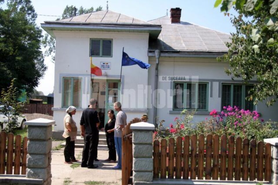 Rudele Lăcrămioarei, adunate în fața postului de poliție