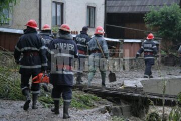 Pompierii care au intervenit la inundații vor fi recompensați cu bani și vor fi avansați în grad