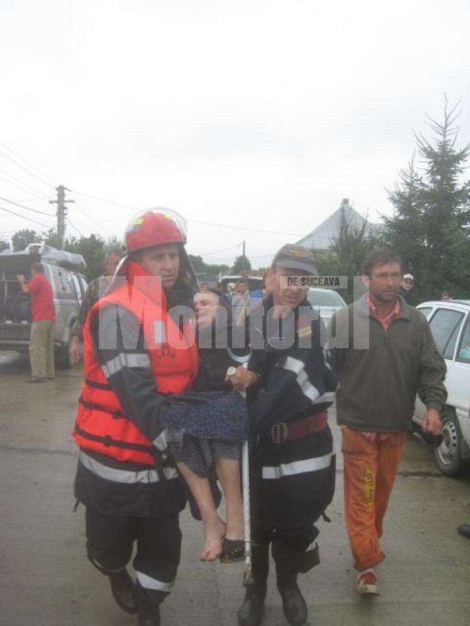 Pompierii care au intervenit la inundații vor fi recompensați cu bani și vor fi avansați în grad